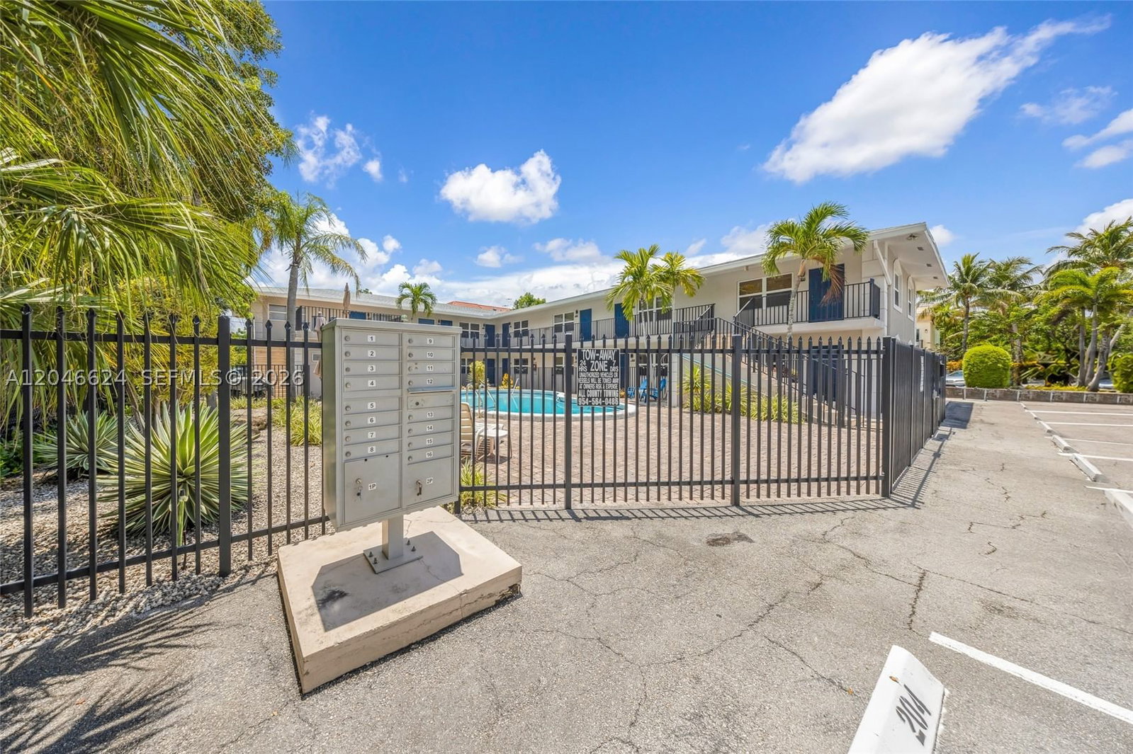 Real estate property located at 660 11th Ave #102, Broward, Capri Courts Condo, Fort Lauderdale, FL