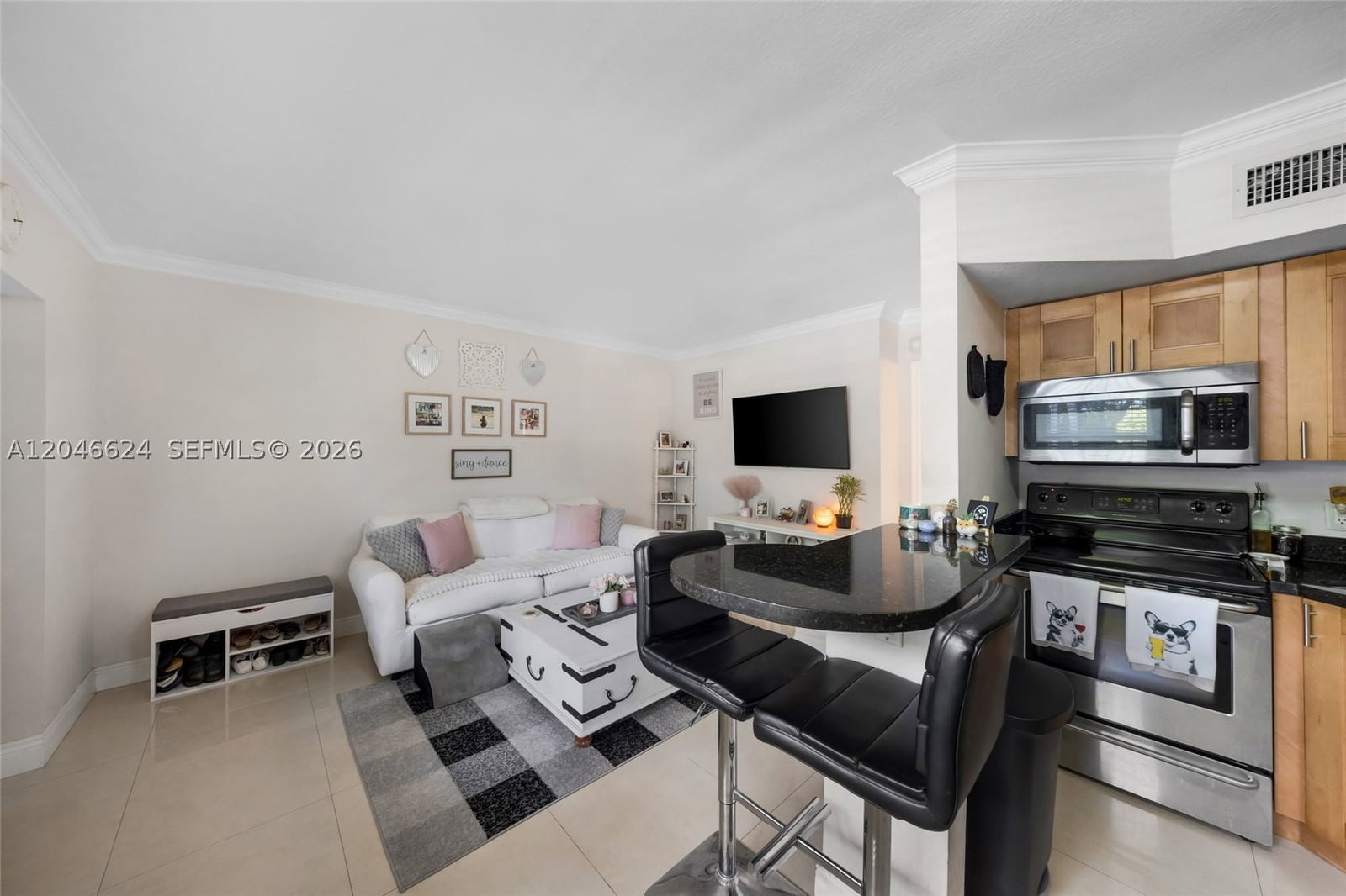 Real estate property located at 660 11th Ave #102, Broward, Capri Courts Condo, Fort Lauderdale, FL