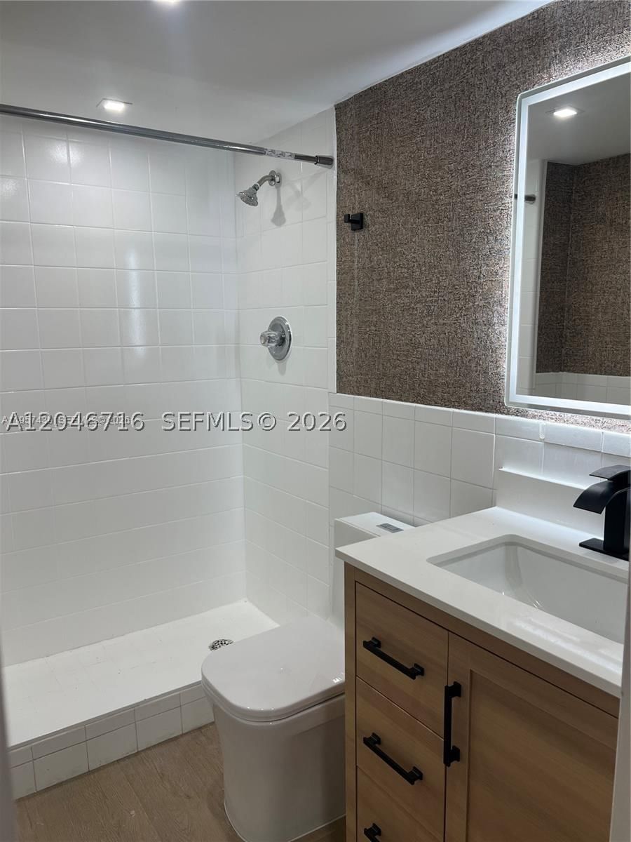 Real estate property located at 17021 Bay Rd #124, Miami-dade, Plaza Of Americas Condo P, Sunny Isles Beach, FL