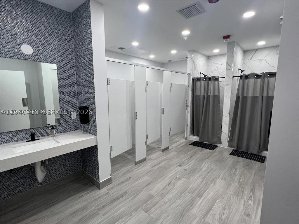 Real estate property located at 17021 Bay Rd #124, Miami-dade, Plaza Of Americas Condo P, Sunny Isles Beach, FL