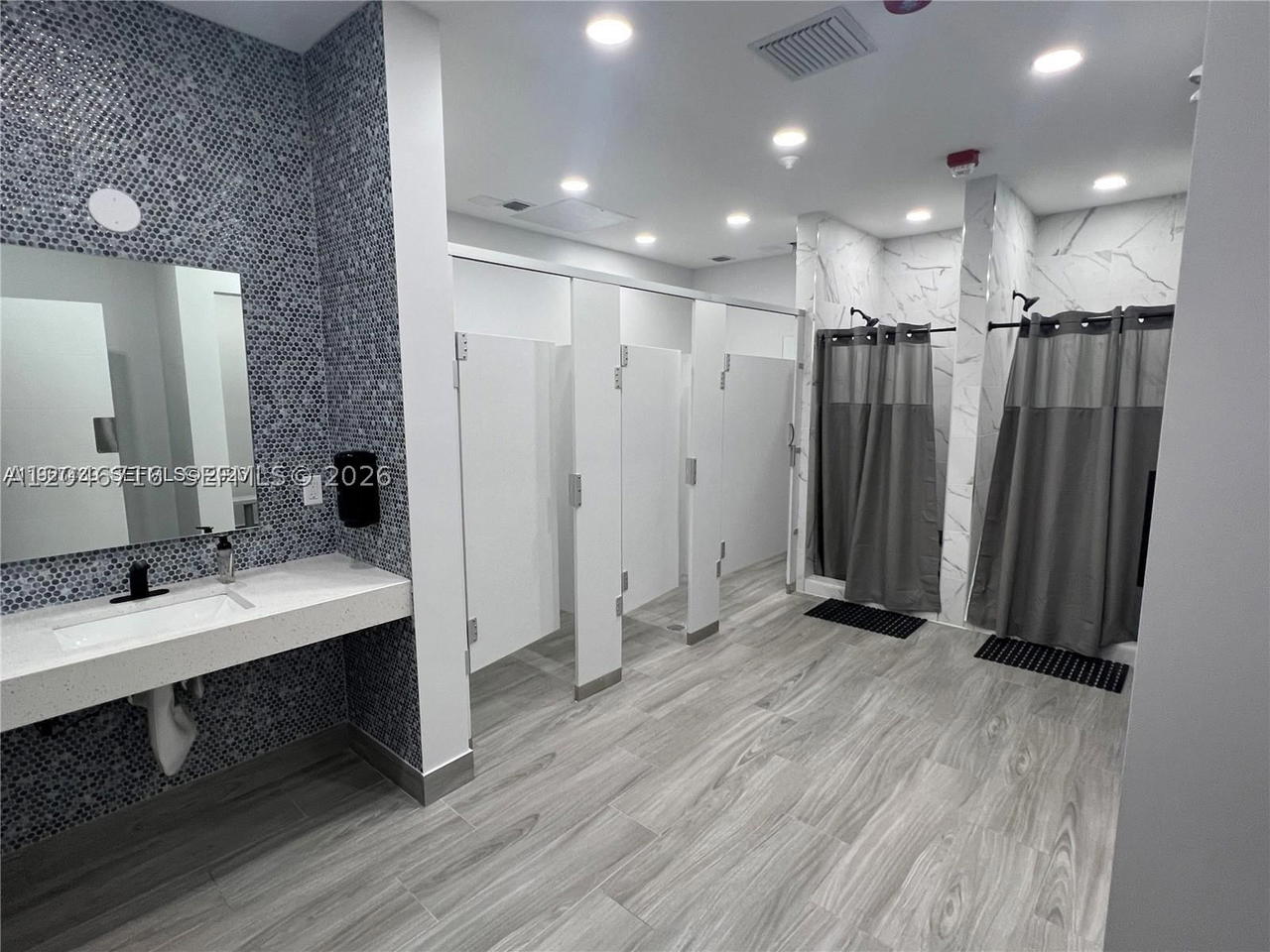Real estate property located at 17021 Bay Rd #124, Miami-dade, Plaza Of Americas Condo P, Sunny Isles Beach, FL