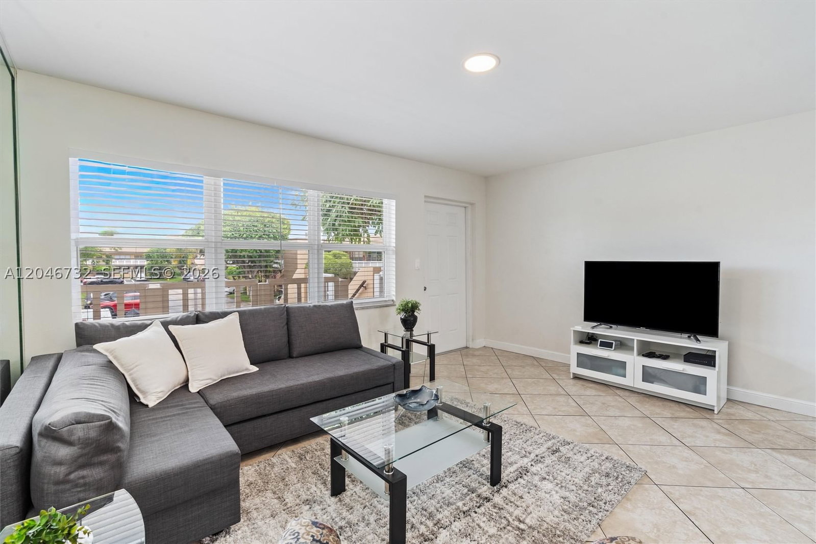 Real estate property located at 9101 Sunrise Lakes Blvd #202, Broward, Sunrise Lakes 110 Condo, Sunrise, FL