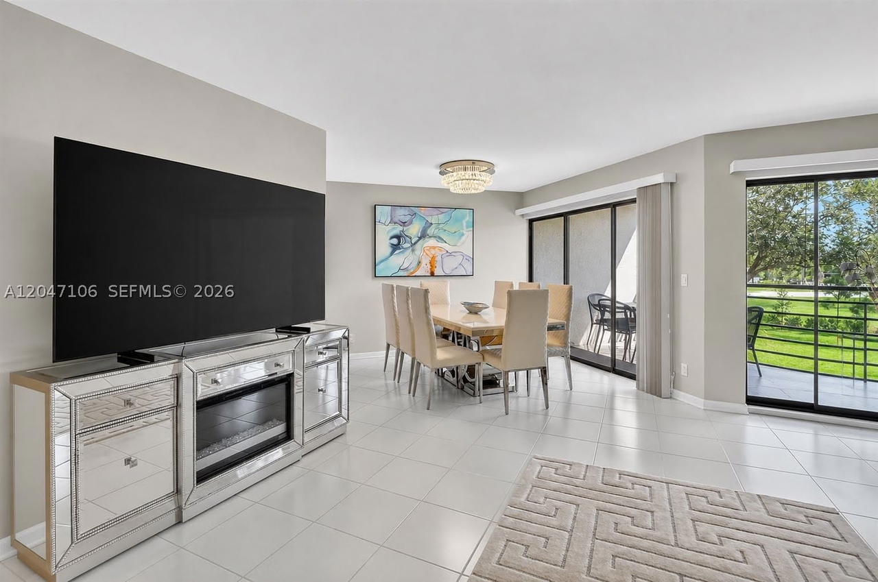 Real estate property located at 5901 Camino Del Sol #207, Palm Beach, Camino Real Village Condo, Boca Raton, FL