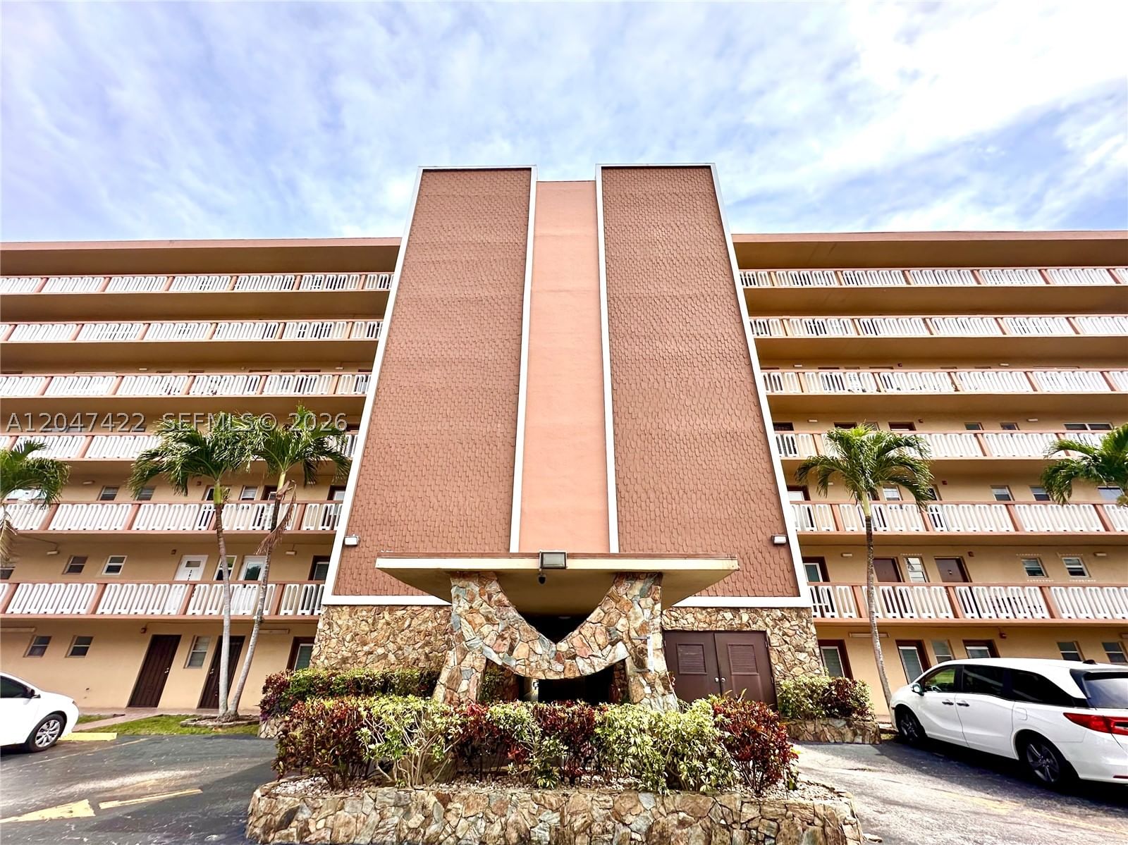 Real estate property located at 500 12th Ave #705, Broward, Meadowbrook Condo Apts Bl, Hallandale Beach, FL