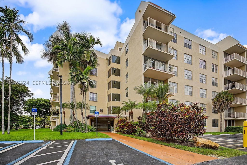 Real estate property located at 13120 92nd Ave B-207, Miami-dade, Village At The Falls Cond, Miami, FL