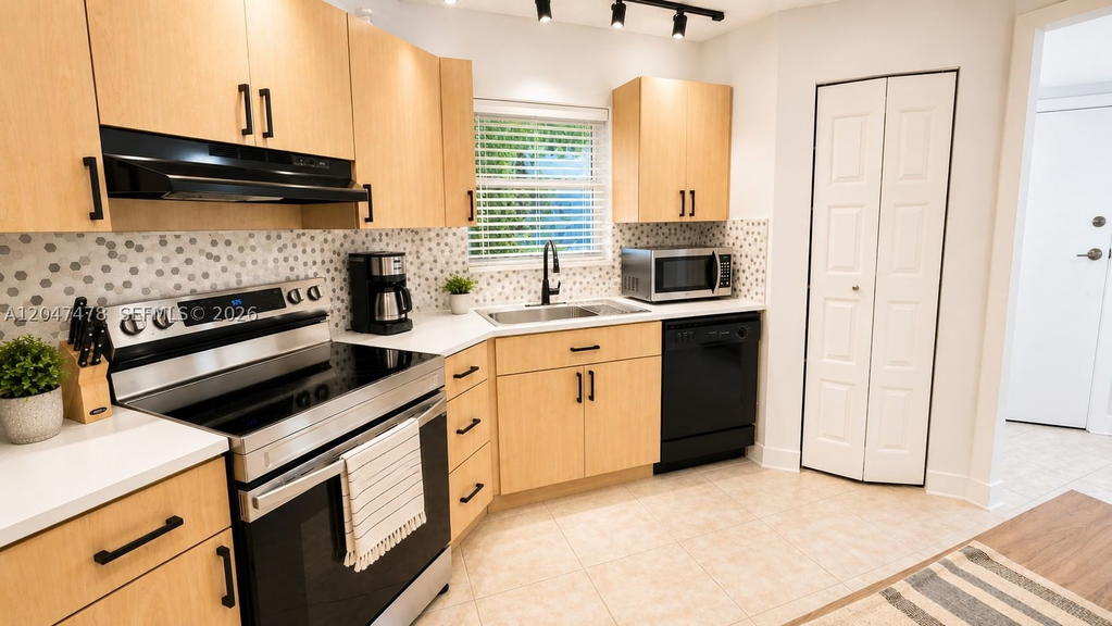 Real estate property located at 6655 Broward Blvd #206, Broward, Plantation Club D Condo, Plantation, FL