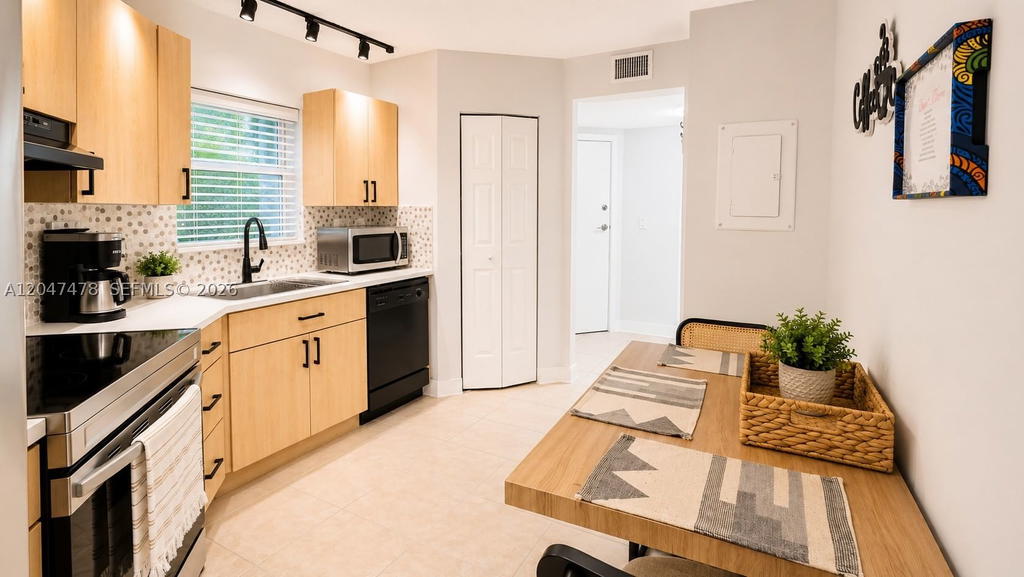 Real estate property located at 6655 Broward Blvd #206, Broward, Plantation Club D Condo, Plantation, FL