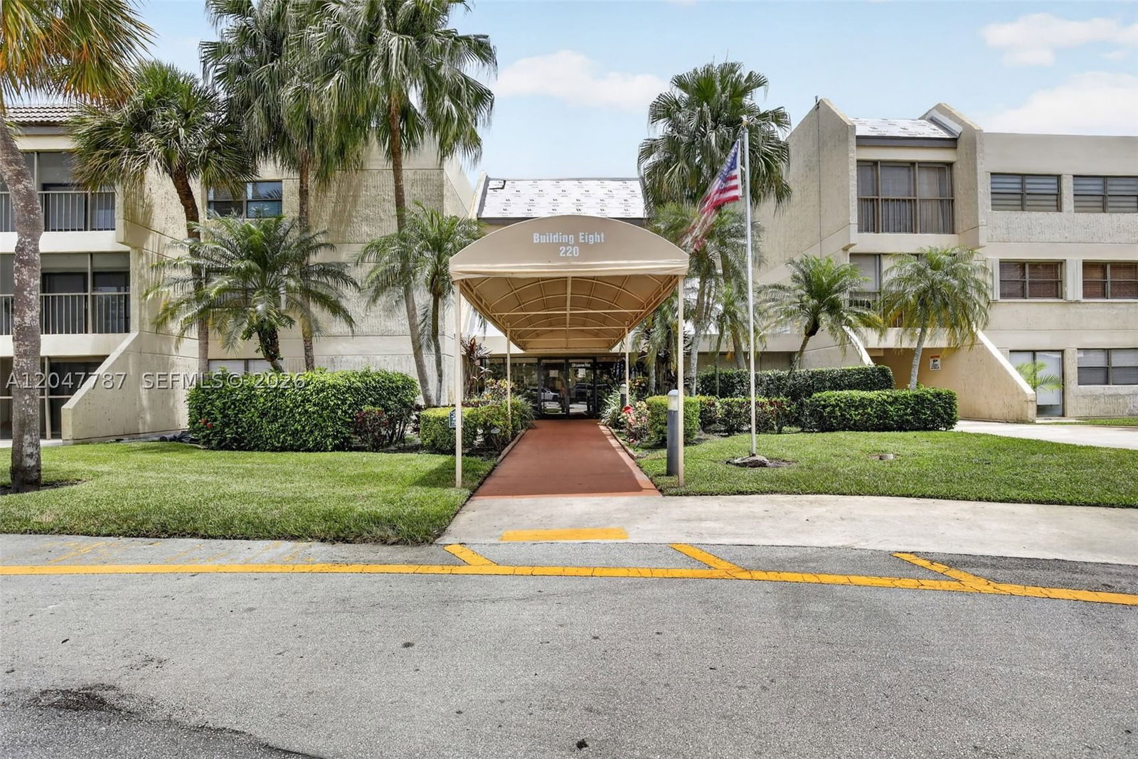 Real estate property located at 220 Lakeview Dr #210, Broward, Building Eight Of Racquet, Weston, FL