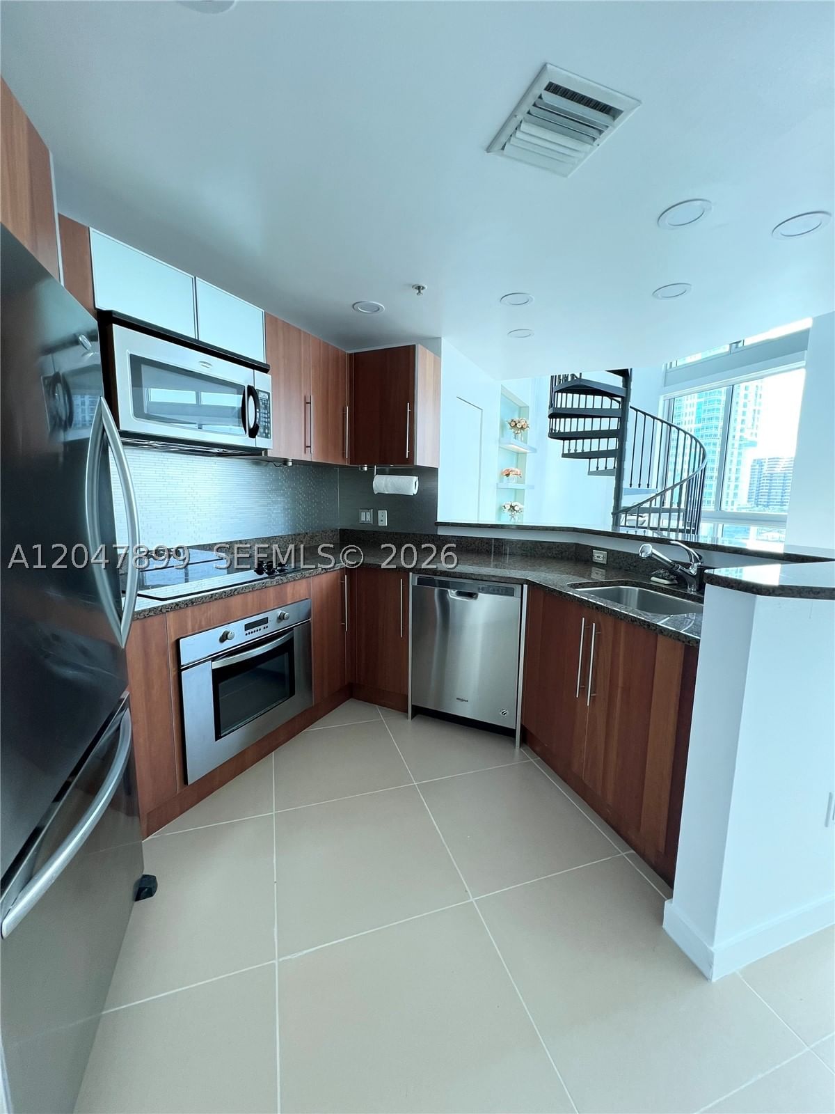 Real estate property located at 300 Biscayne Blvd L-814, Miami-dade, Met 1 Condo, Miami, FL
