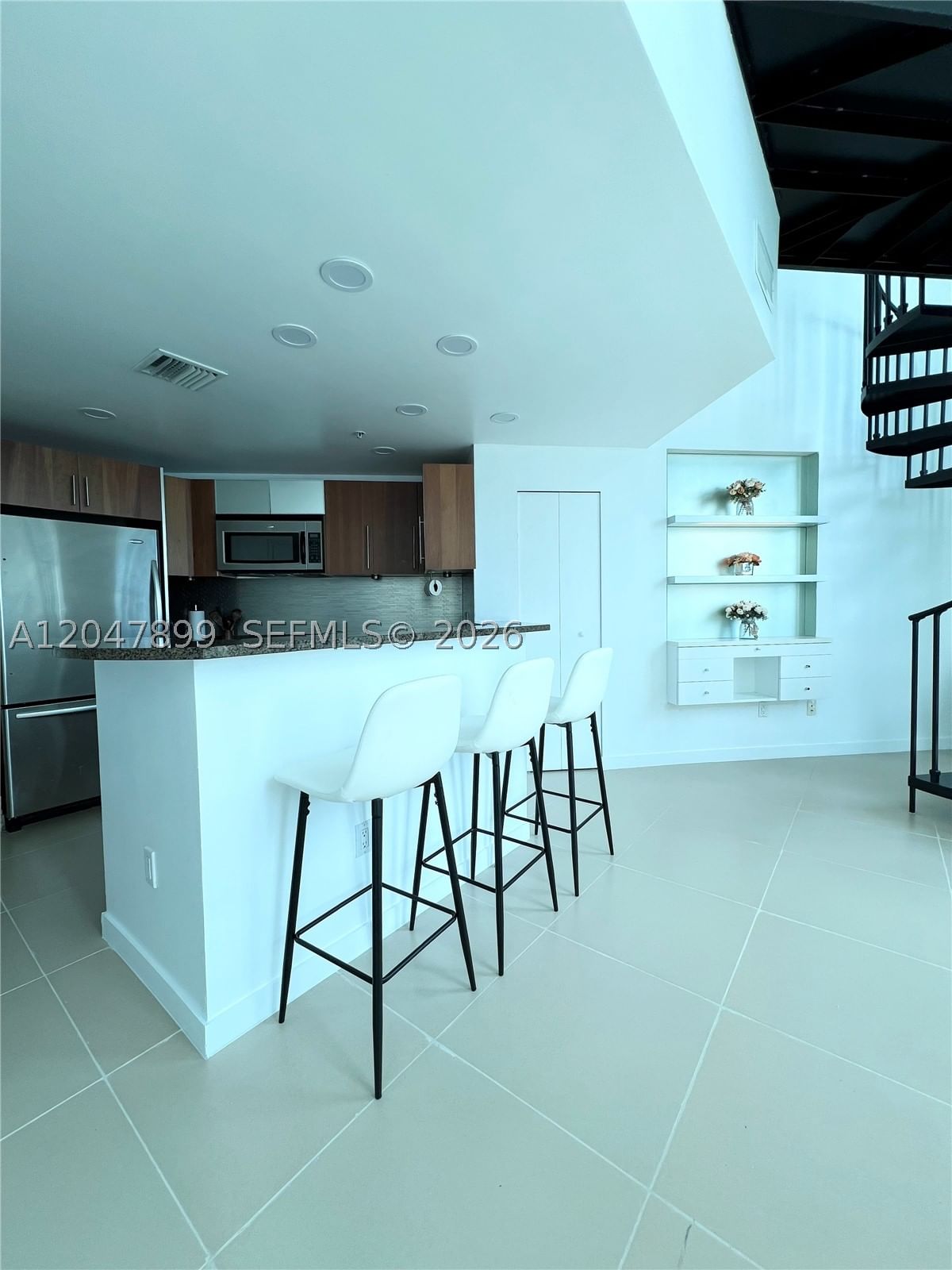 Real estate property located at 300 Biscayne Blvd L-814, Miami-dade, Met 1 Condo, Miami, FL