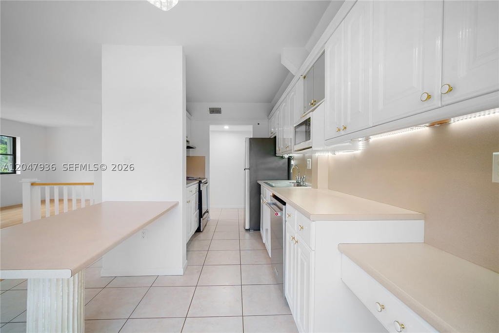 Real estate property located at 1891 61st Ave B215, Broward, Baptist Towers Condo, Hollywood, FL