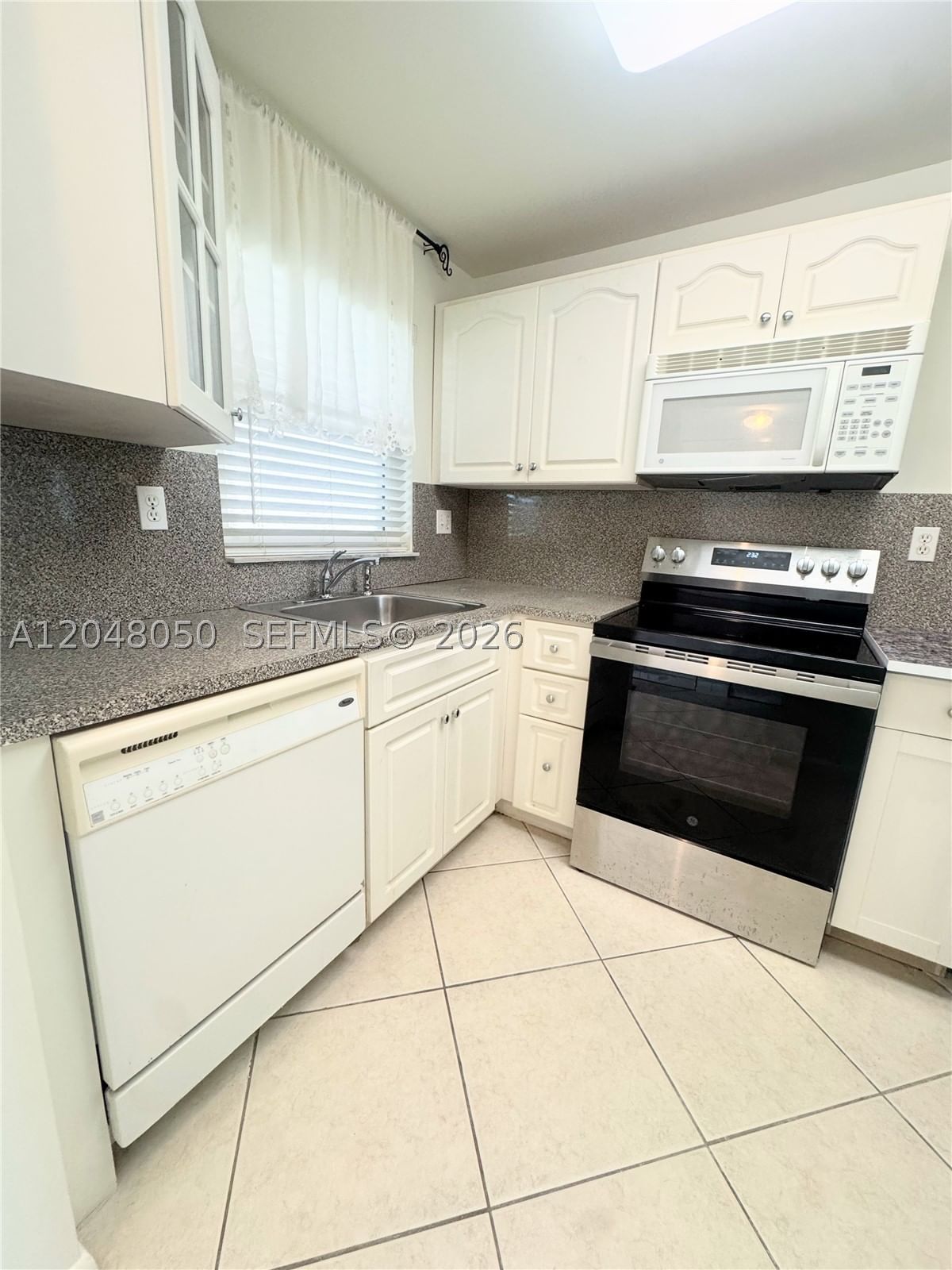 Real estate property located at 9660 Sunrise Lakes Blvd #202, Broward, Sunrise Lakes 138 Condo, Sunrise, FL