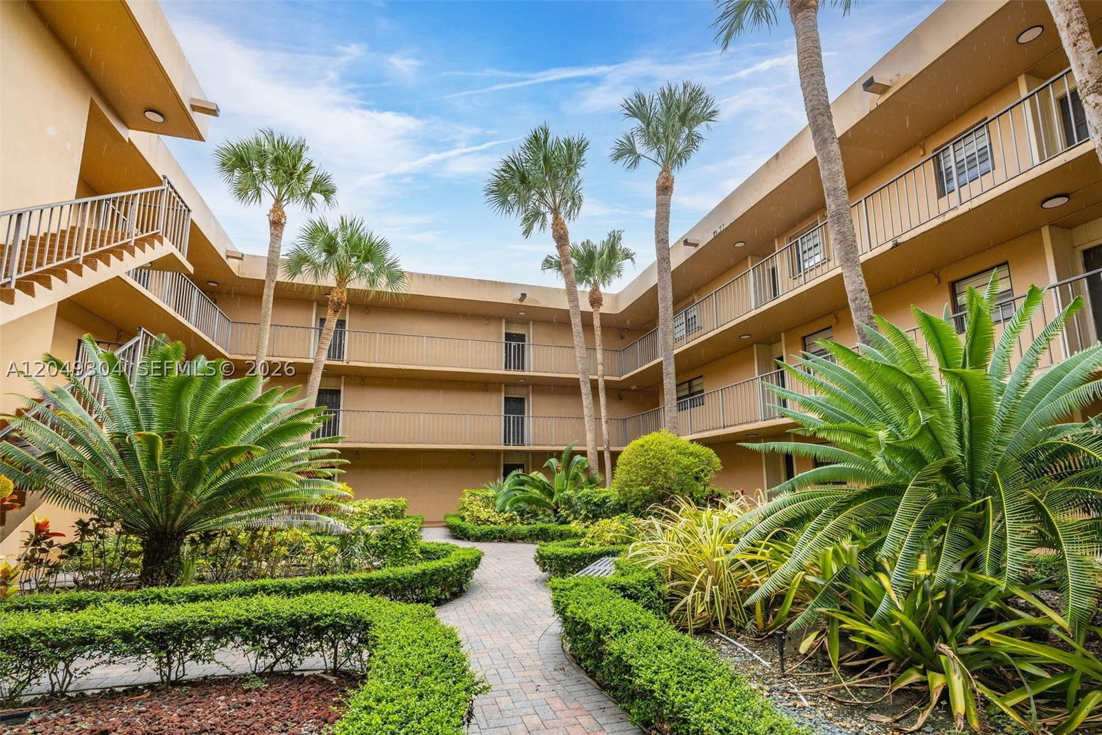 Real estate property located at 10425 112th Ave #302, Miami-dade, Gardens Of Kendall Condo, Miami, FL