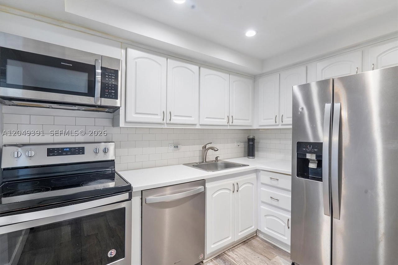 Real estate property located at 20515 Country Club Dr #2044, Miami-dade, Waterview Condo, Aventura, FL
