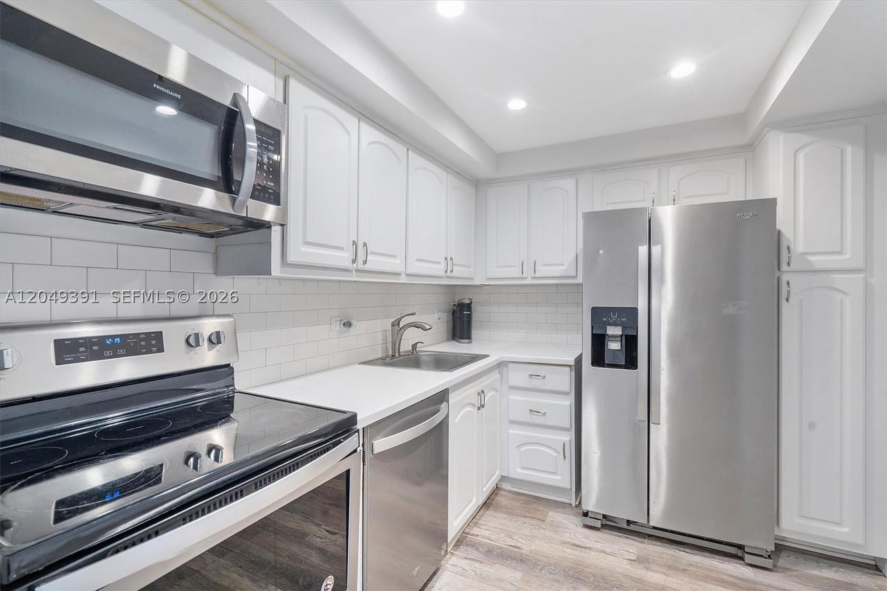 Real estate property located at 20515 Country Club Dr #2044, Miami-dade, Waterview Condo, Aventura, FL