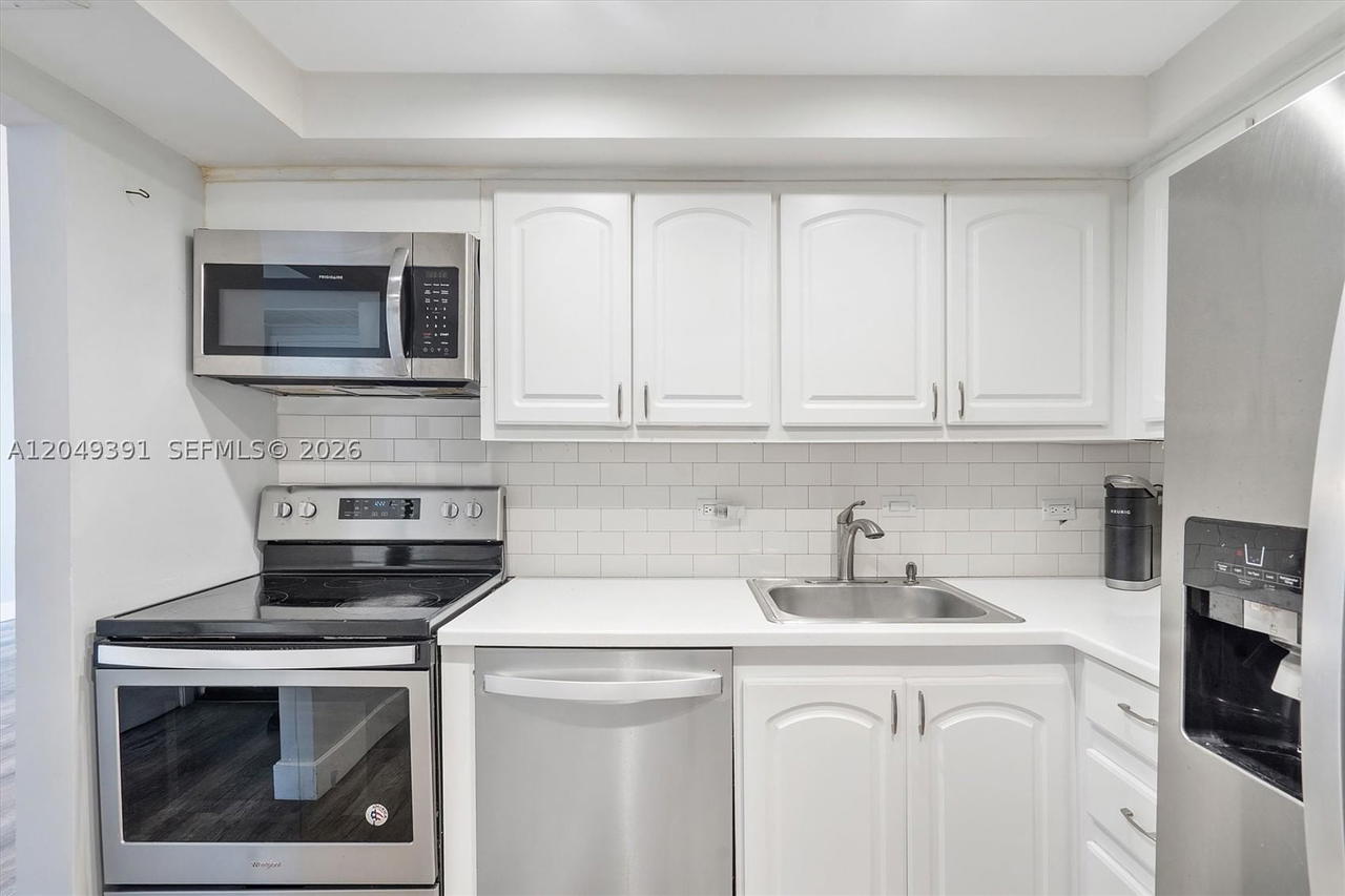 Real estate property located at 20515 Country Club Dr #2044, Miami-dade, Waterview Condo, Aventura, FL