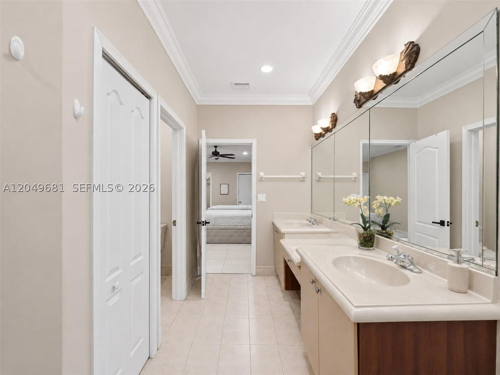 Real estate property located at 16519 67th Ter, Miami-dade, Crestview Lakes 1st Addn, Miami, FL