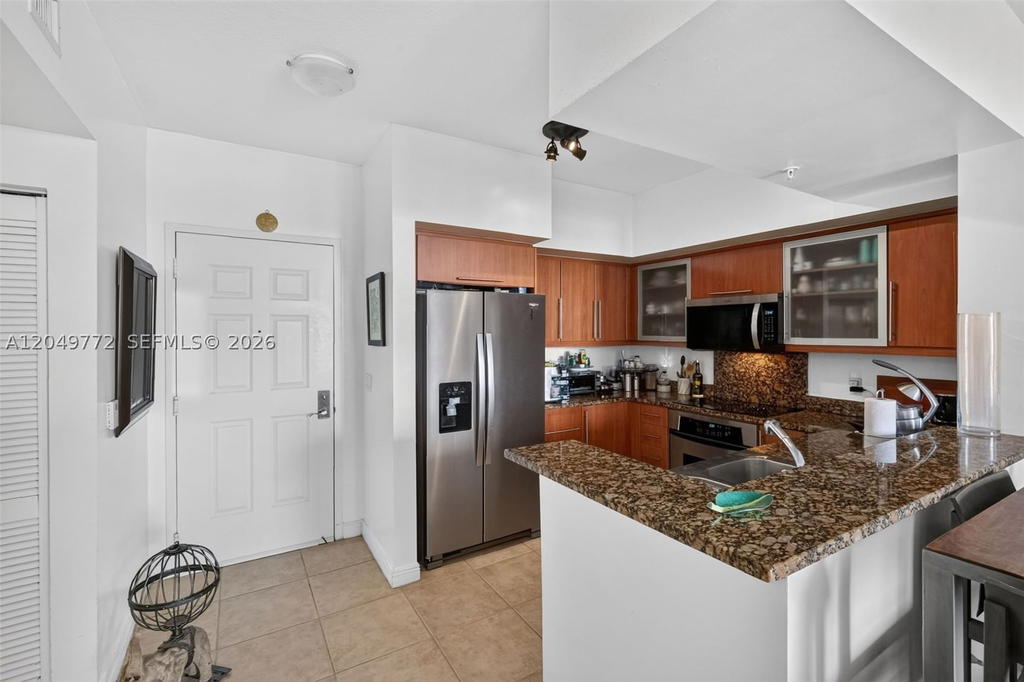 Real estate property located at 888 Douglas #806, Miami-dade, Puerta De Palmas Condo, Coral Gables, FL