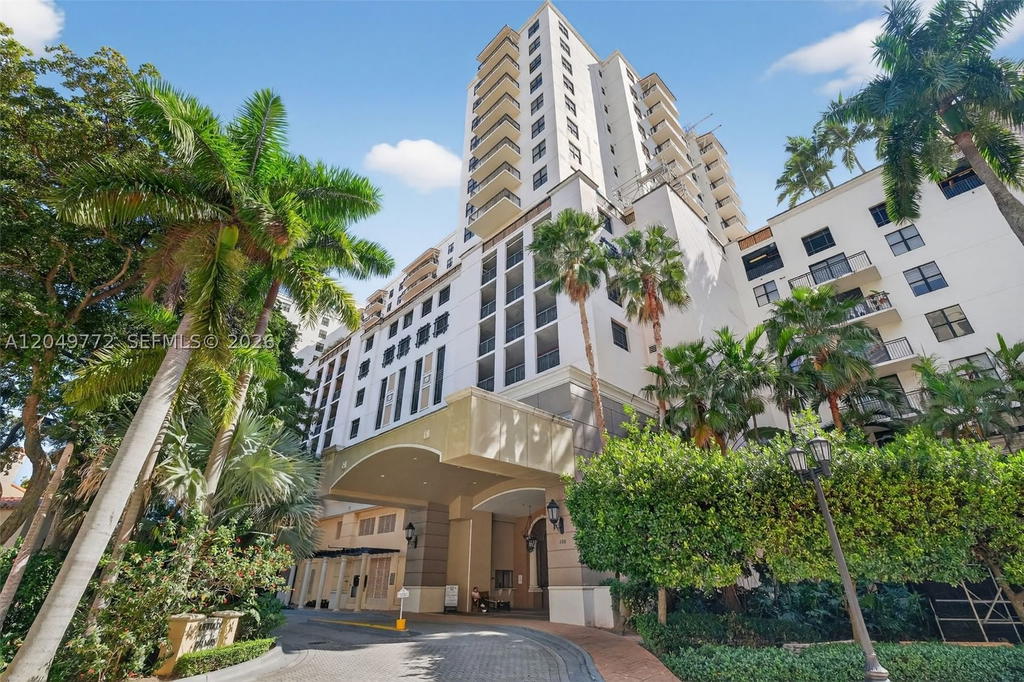Real estate property located at 888 Douglas #806, Miami-dade, Puerta De Palmas Condo, Coral Gables, FL