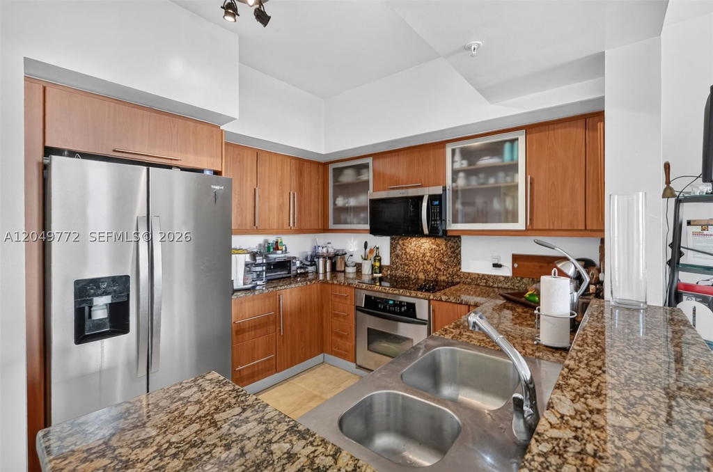 Real estate property located at 888 Douglas #806, Miami-dade, Puerta De Palmas Condo, Coral Gables, FL