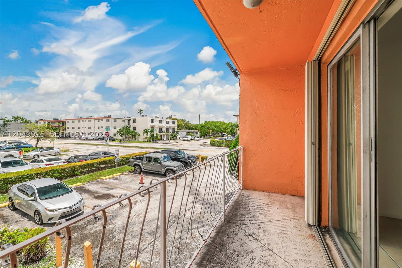 Real estate property located at 6200 Flagler St #208, Miami-dade, Fair Lawn, Miami, FL