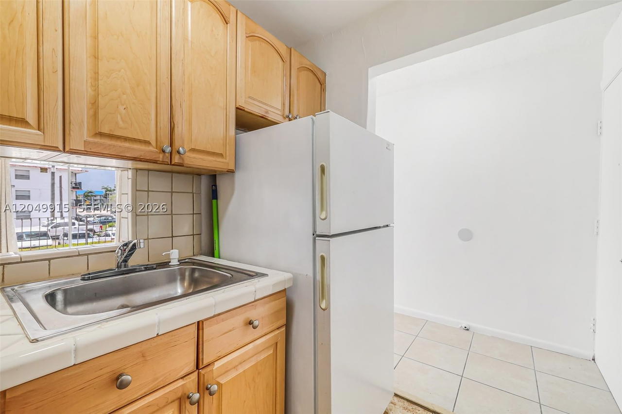Real estate property located at 6200 Flagler St #208, Miami-dade, Fair Lawn, Miami, FL