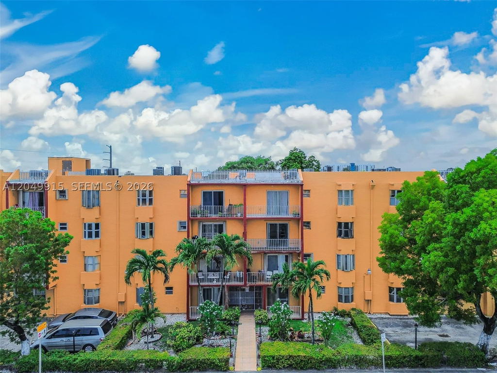 Real estate property located at 6200 Flagler St #208, Miami-dade, Fair Lawn, Miami, FL