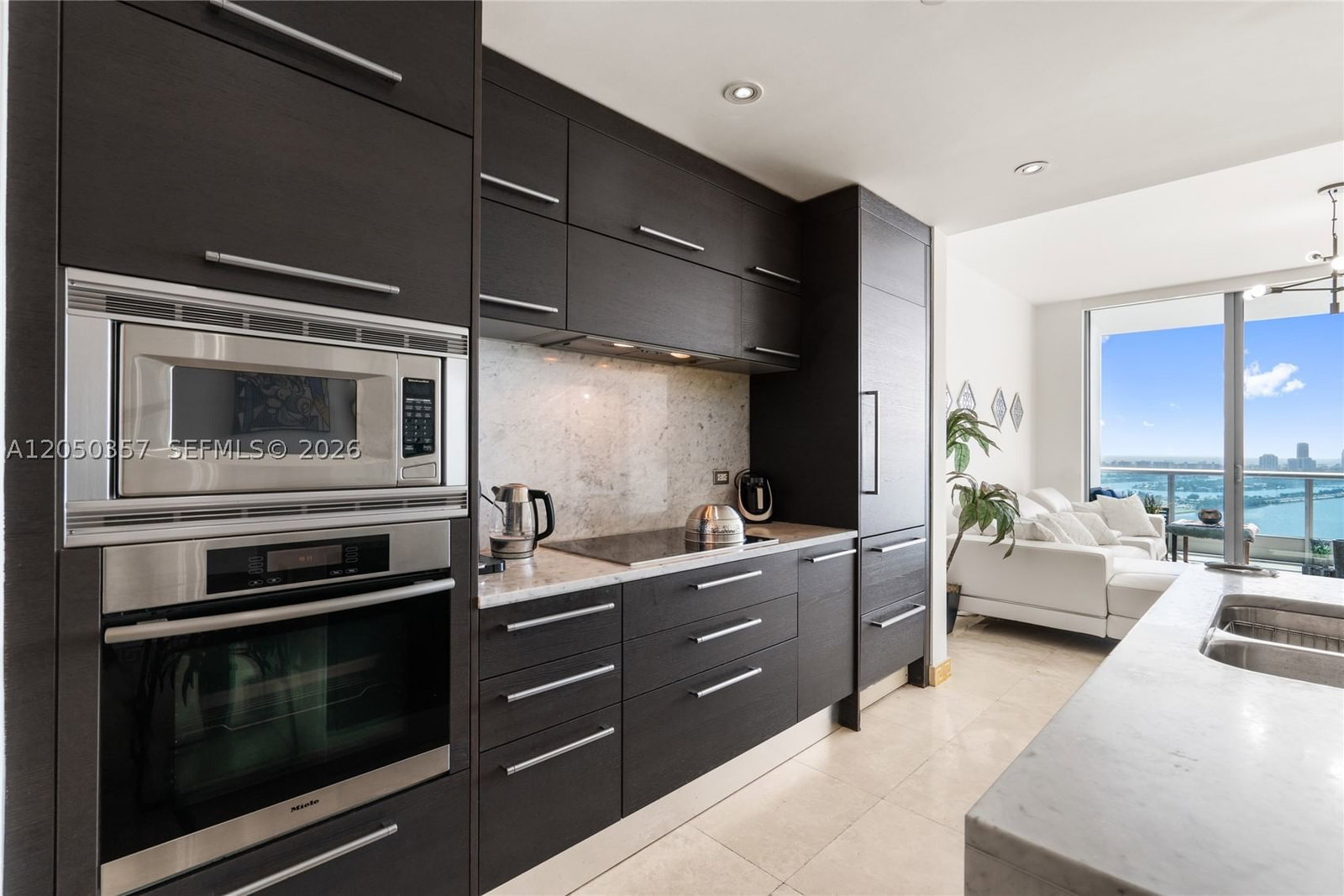 Real estate property located at 900 Biscayne Blvd #3704, Miami-dade, 900 Biscayne Bay Condo, Miami, FL