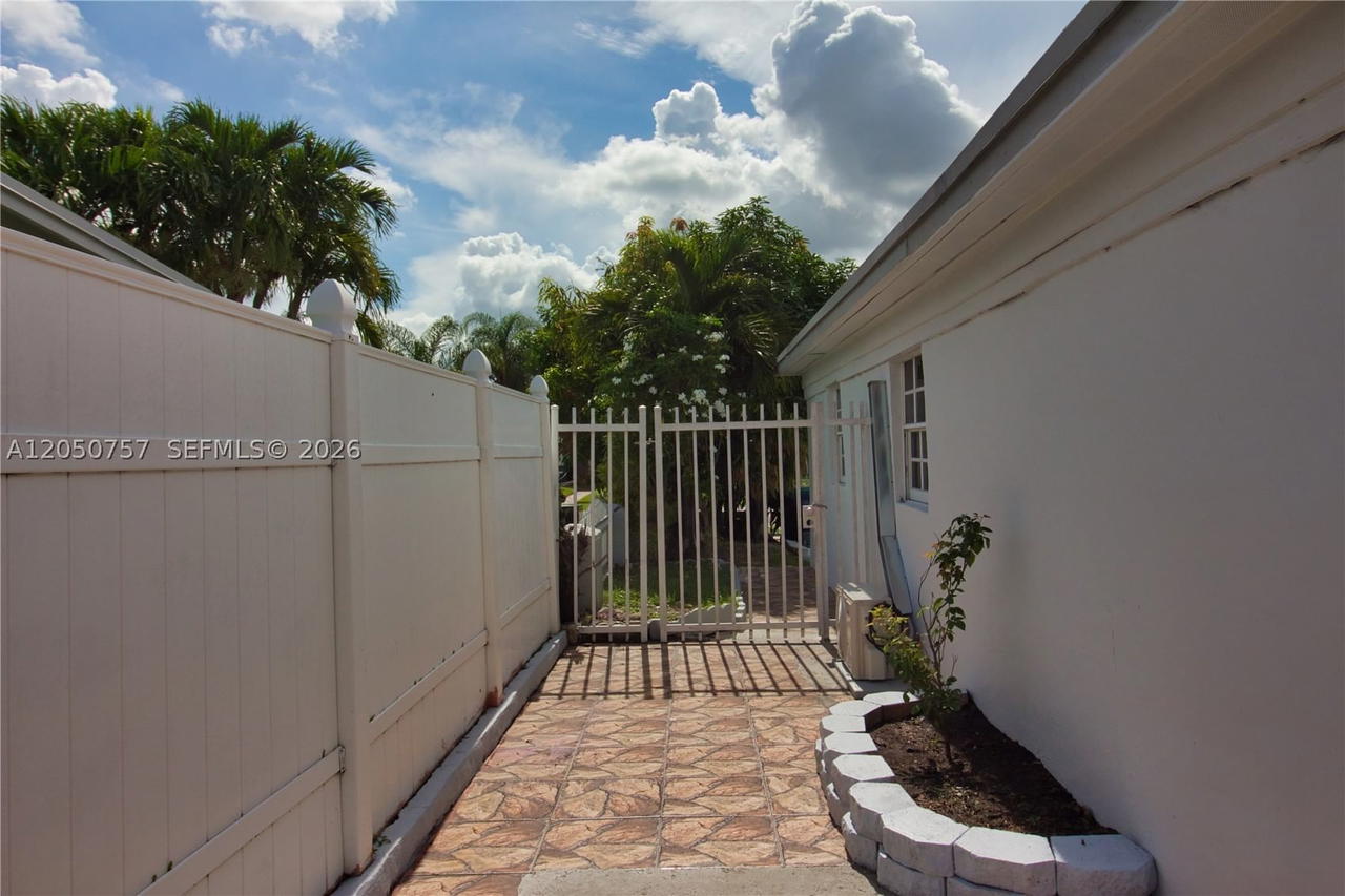 Real estate property located at 19522 37th Ct, Miami-dade, Carol City 2nd Addn, Miami Gardens, FL
