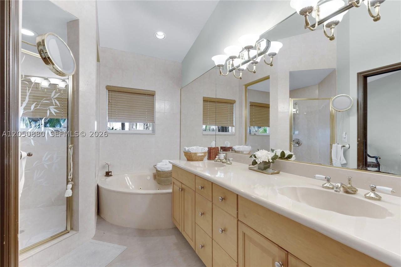Real estate property located at 21399 Marina Cove Cir M-15, Miami-dade, Marina Cove At Harbor Vil, Aventura, FL