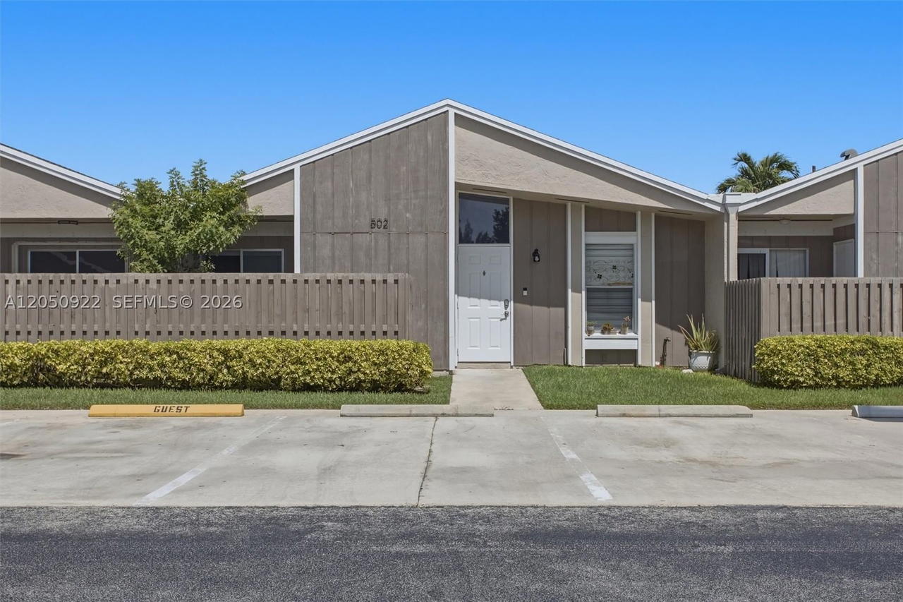 Real estate property located at 502 Woodgate Cir B, Broward, Woodgate Condominium 42, Sunrise, FL