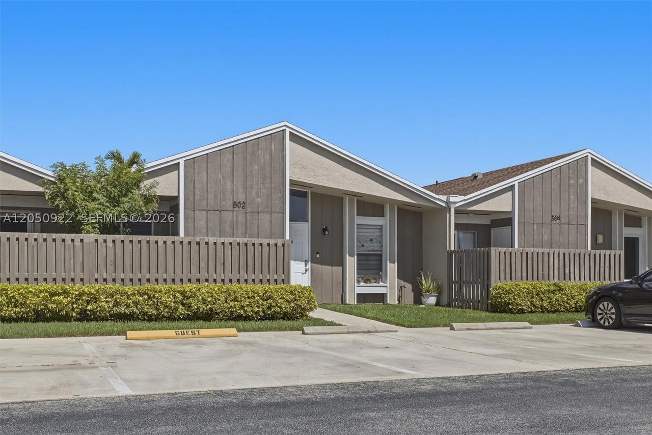 Real estate property located at 502 Woodgate Cir B, Broward, Woodgate Condominium 42, Sunrise, FL
