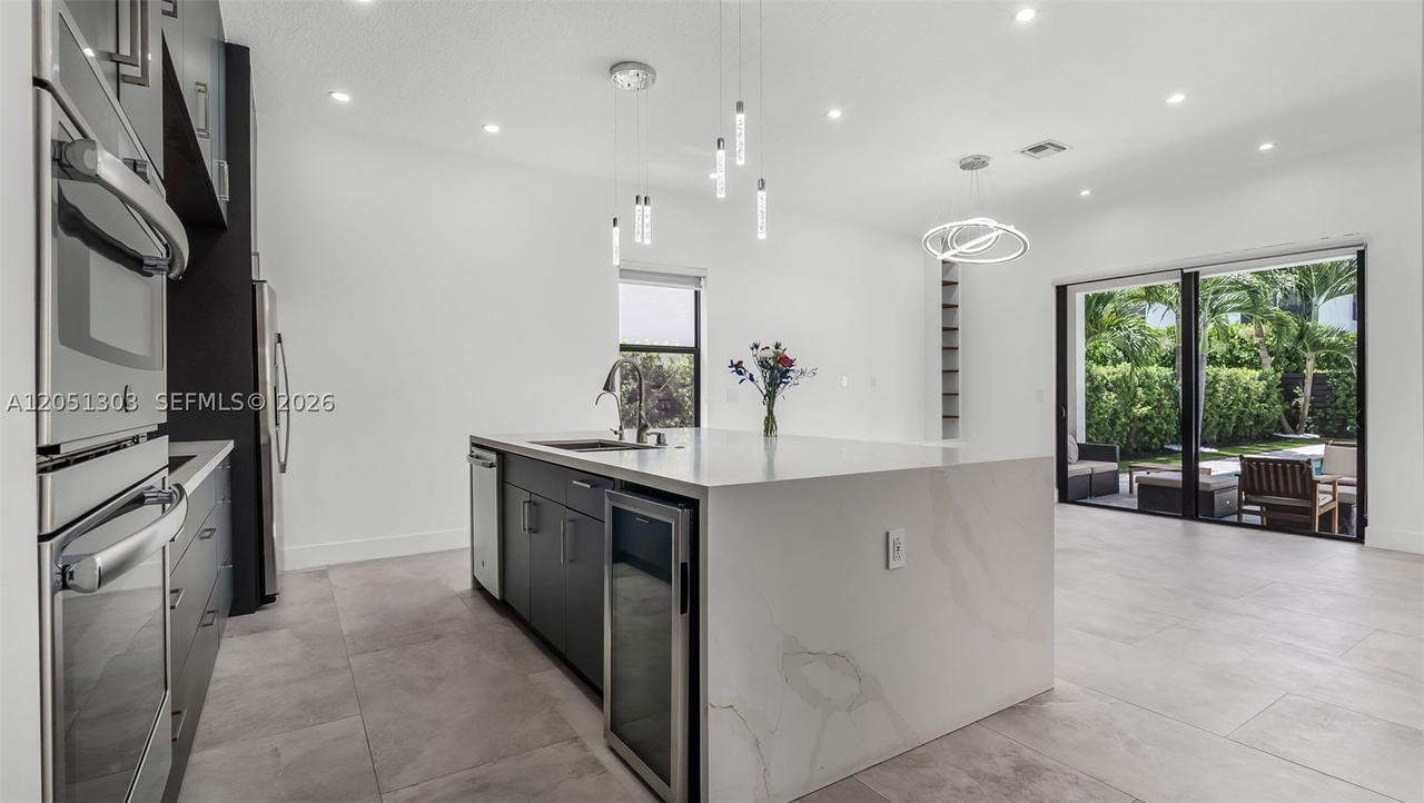 Real estate property located at 8900 161st Ter, Miami-dade, Dunnwoody Lake, Miami Lakes, FL
