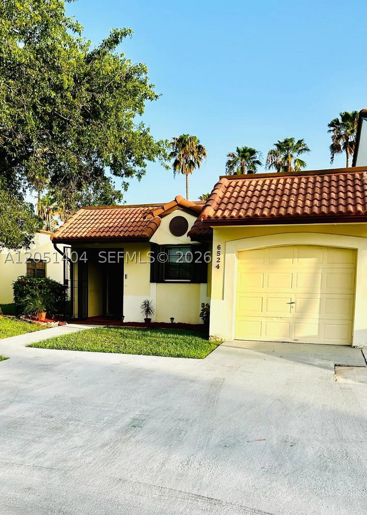 Real estate property located at 6524 188th Ln, Miami-dade, Townhomes Of Country Lake, Hialeah, FL