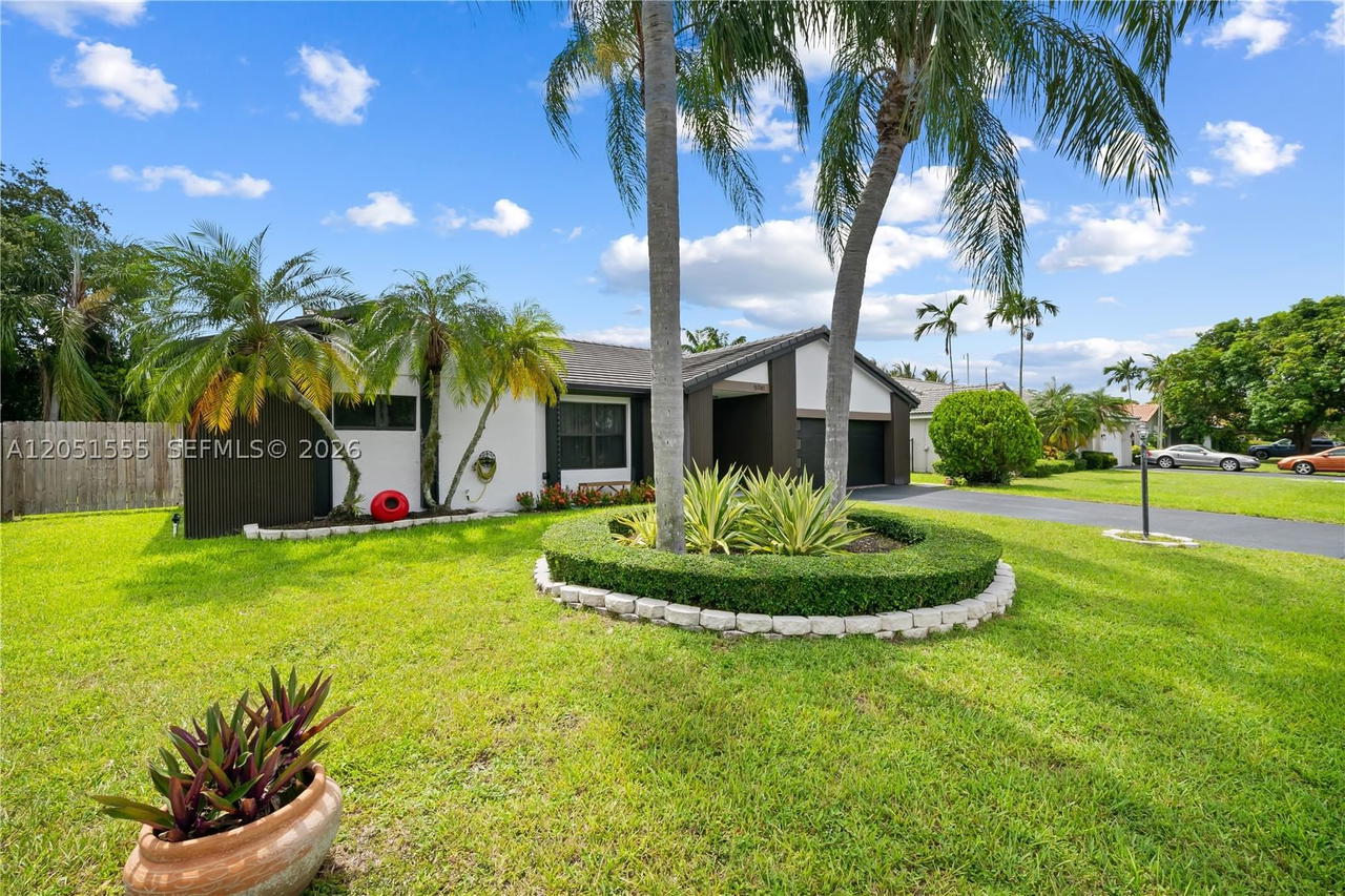 Real estate property located at 5741 Waterford Dr, Broward, Ivanhoe - Waterford, Davie, FL