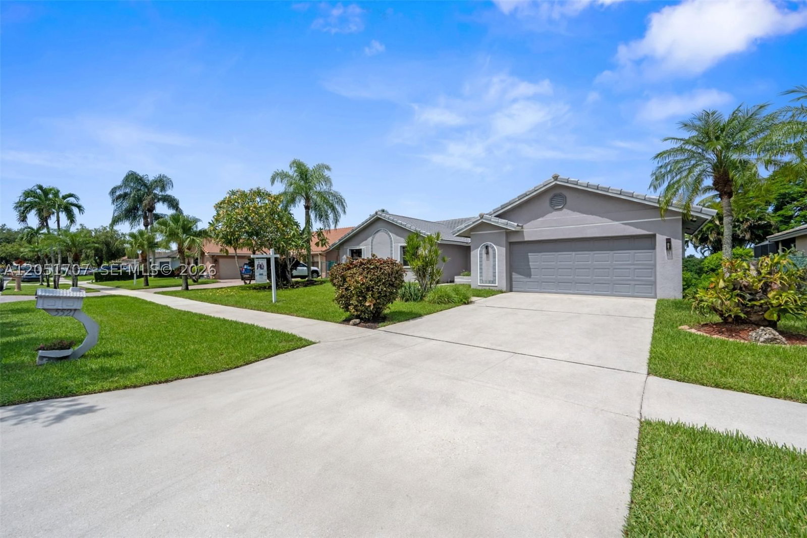 Real estate property located at 5521 Hawkes Bluff Ave, Broward, Hawkes Bluff, Davie, FL