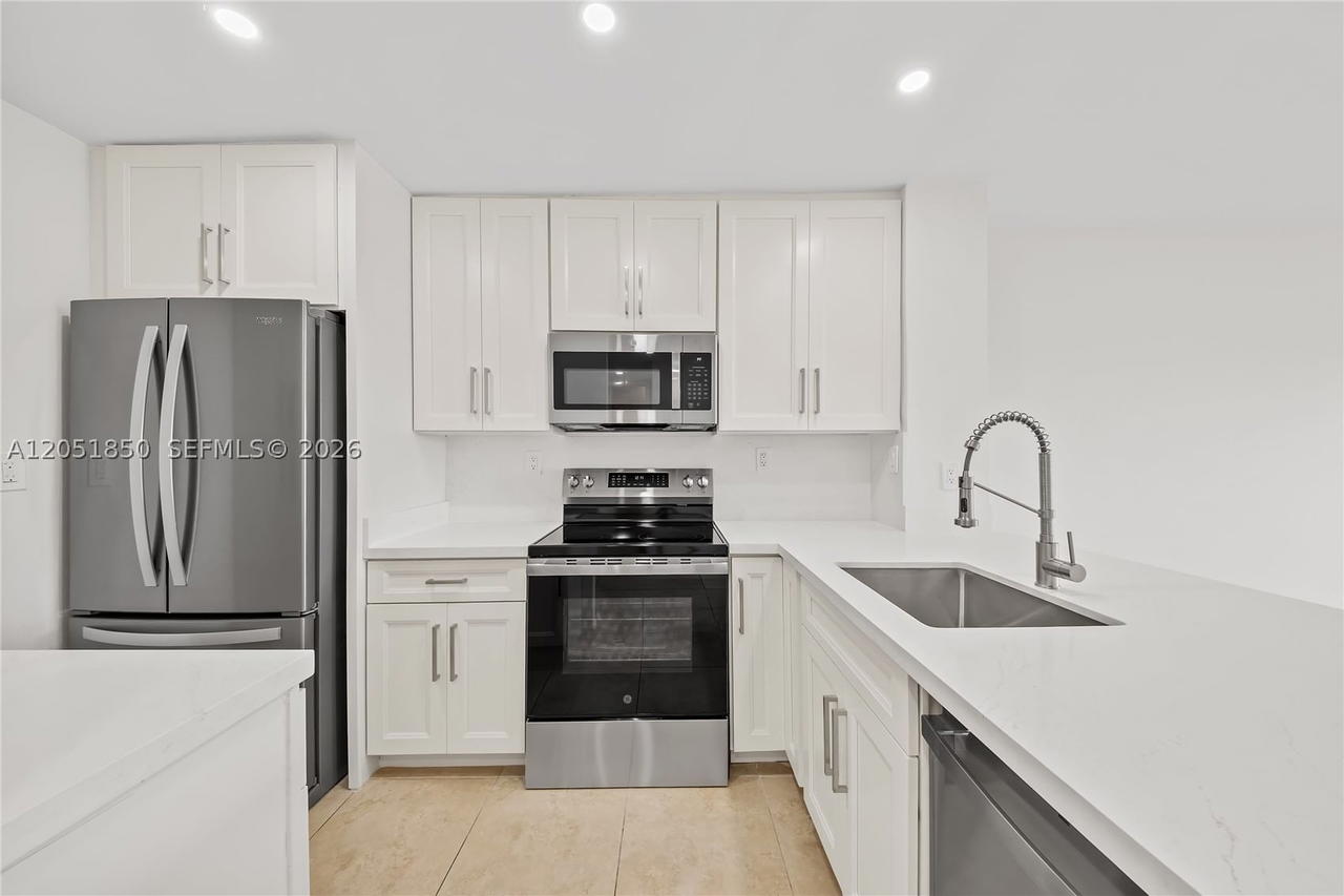 Real estate property located at 7900 Camino Cir #406, Miami-dade, Camino Circle Condo, Miami, FL