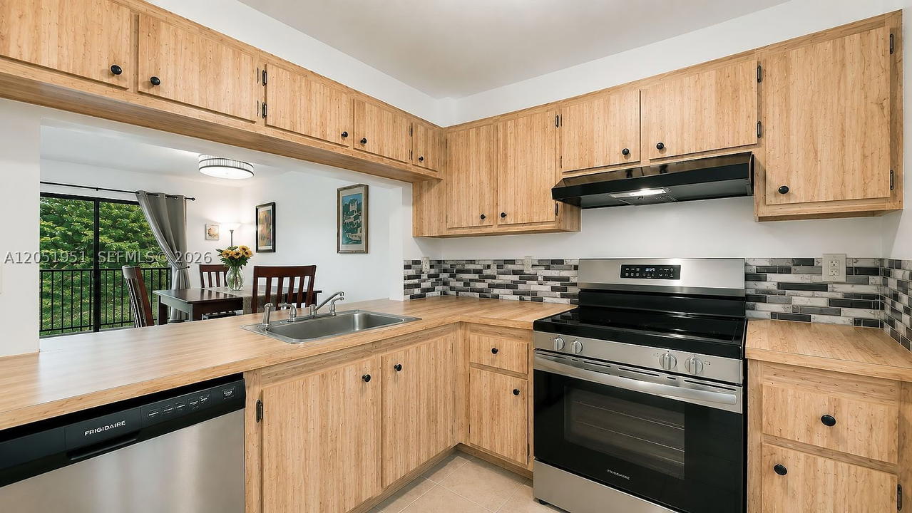 Real estate property located at 15701 Waterside Cir #205, Broward, Waterside Village Three C, Sunrise, FL