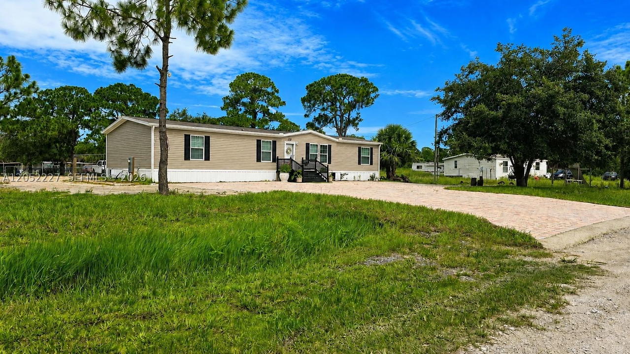 Real estate property located at 220 Kennel ST, Hendry, Montura South Half (100804, Clewiston, FL