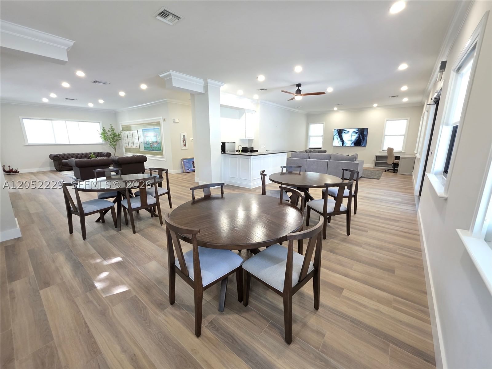 Real estate property located at 2620 University Dr #111, Broward, Royal Grand Condo, Davie, FL