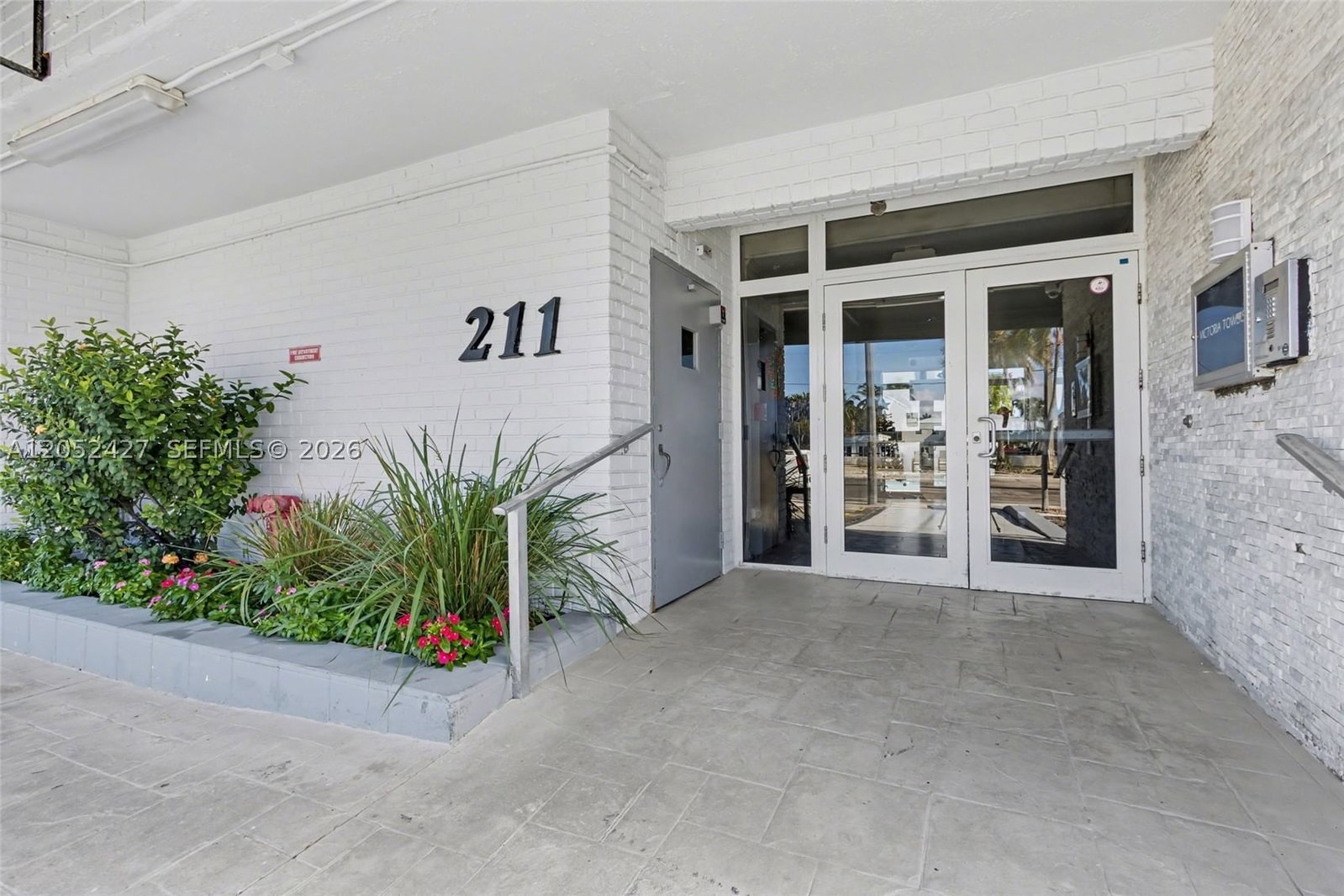 Real estate property located at 211 Ocean Dr #205, Broward, Victoria Towers Condo, Hollywood, FL