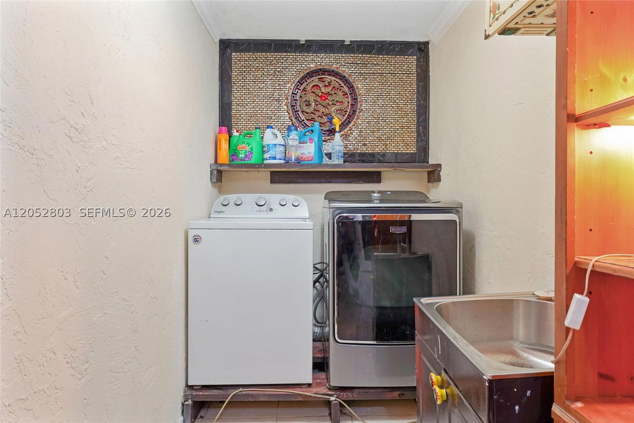 Real estate property located at 8541 Lake Dasha Dr, Broward, Jacaranda Area 12-c, Plantation, FL