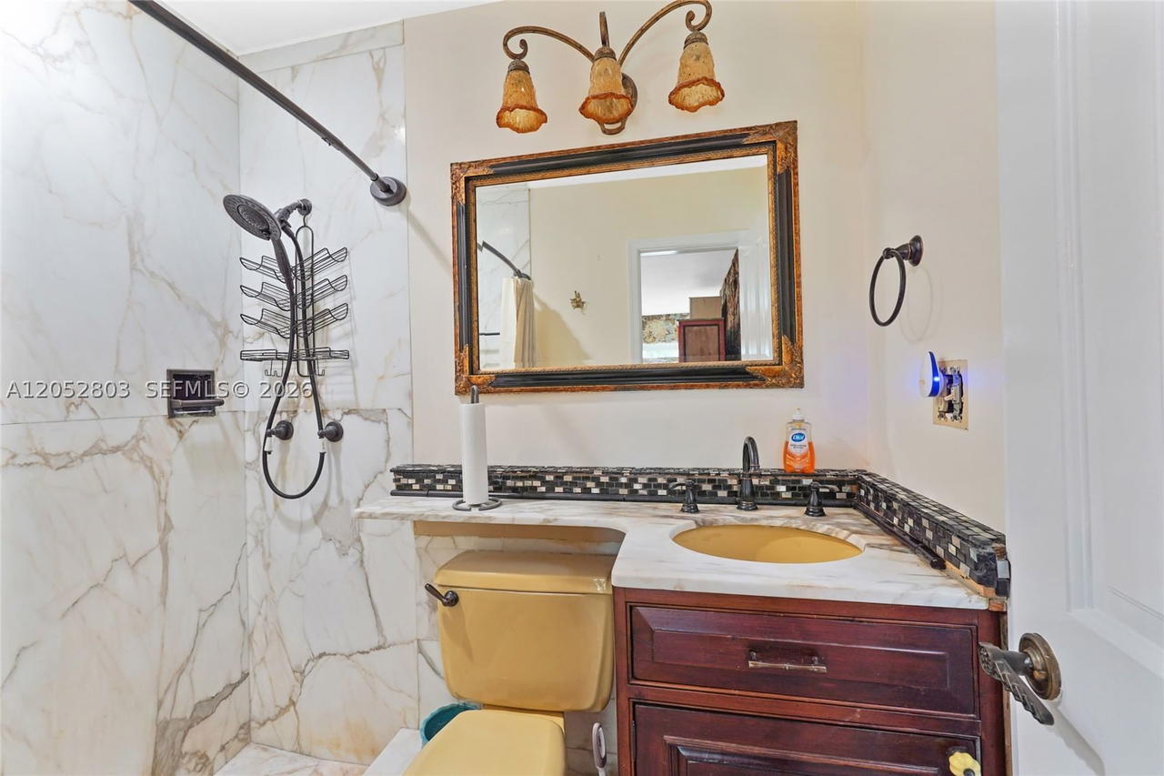 Real estate property located at 8541 Lake Dasha Dr, Broward, Jacaranda Area 12-c, Plantation, FL