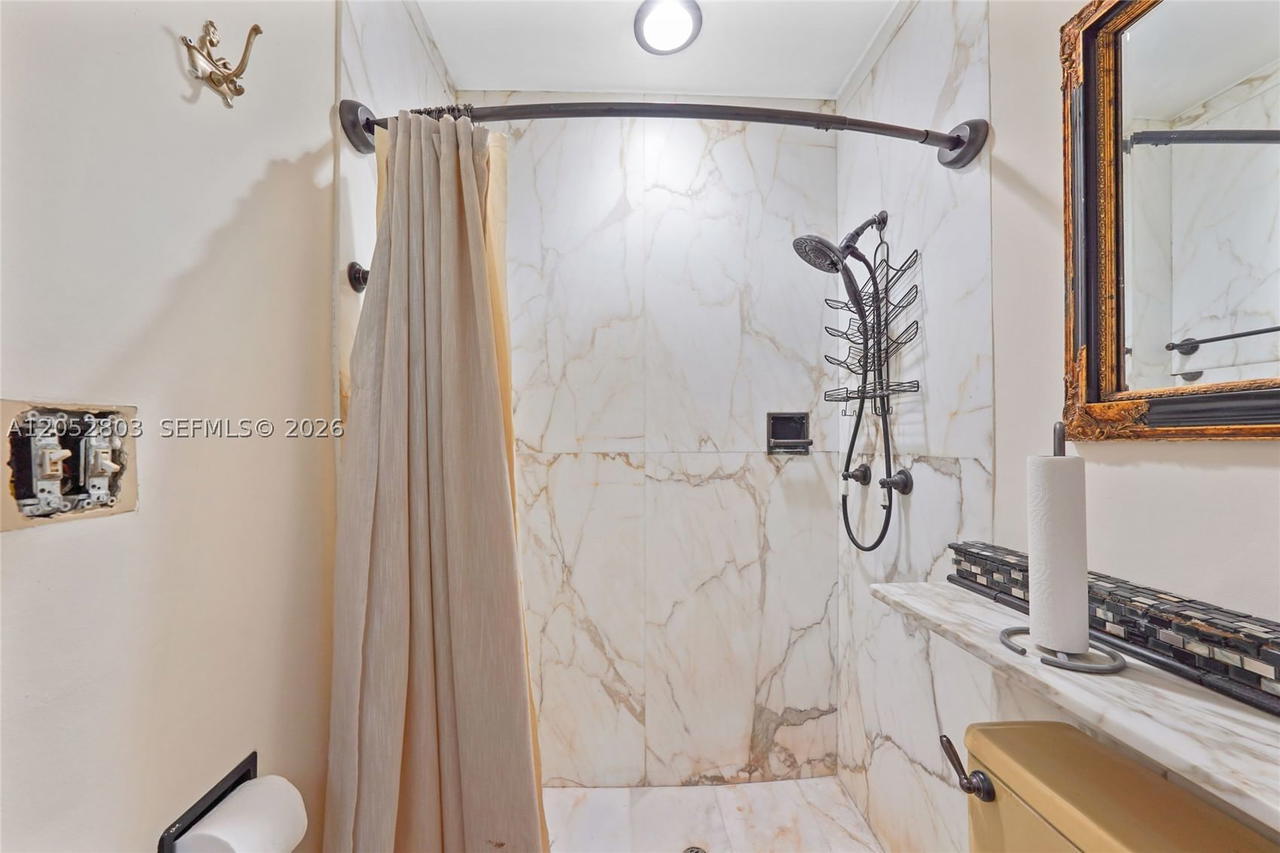 Real estate property located at 8541 Lake Dasha Dr, Broward, Jacaranda Area 12-c, Plantation, FL