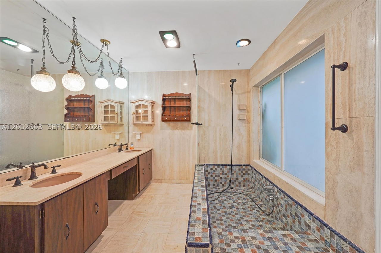 Real estate property located at 8541 Lake Dasha Dr, Broward, Jacaranda Area 12-c, Plantation, FL