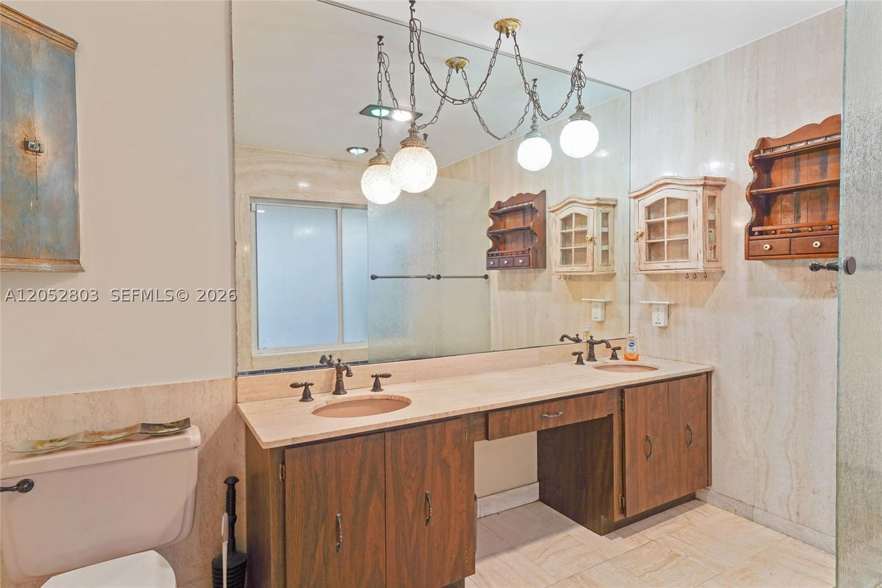 Real estate property located at 8541 Lake Dasha Dr, Broward, Jacaranda Area 12-c, Plantation, FL