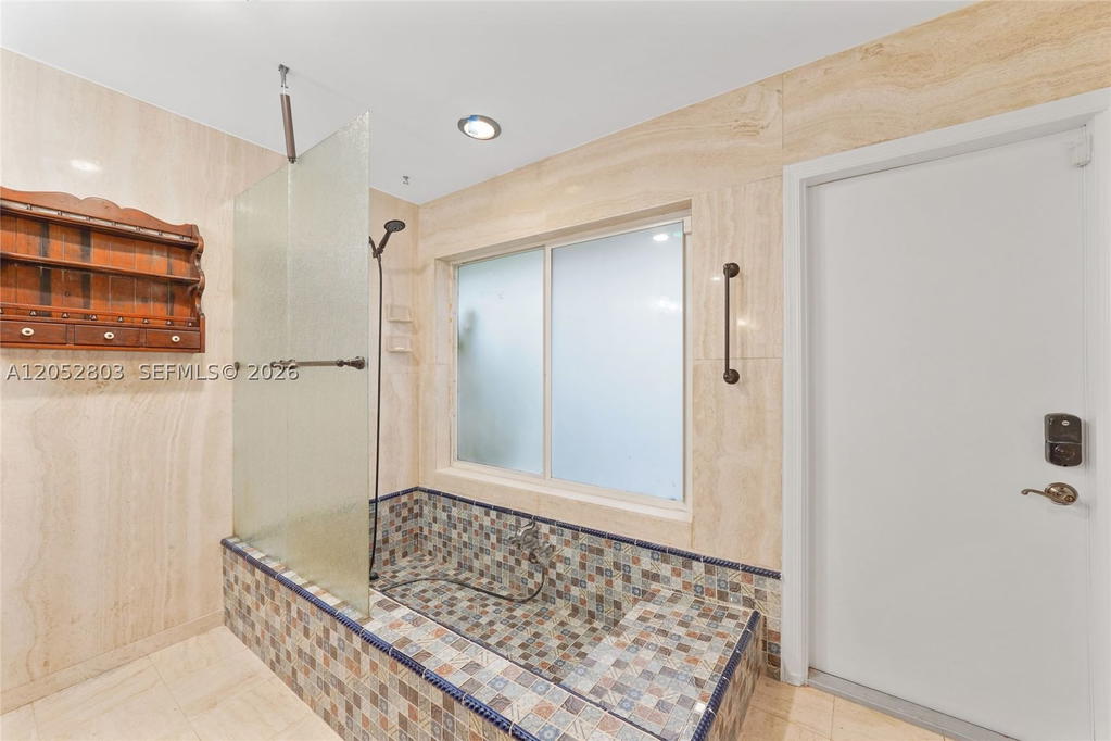 Real estate property located at 8541 Lake Dasha Dr, Broward, Jacaranda Area 12-c, Plantation, FL