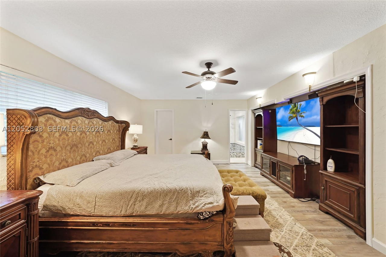Real estate property located at 8541 Lake Dasha Dr, Broward, Jacaranda Area 12-c, Plantation, FL