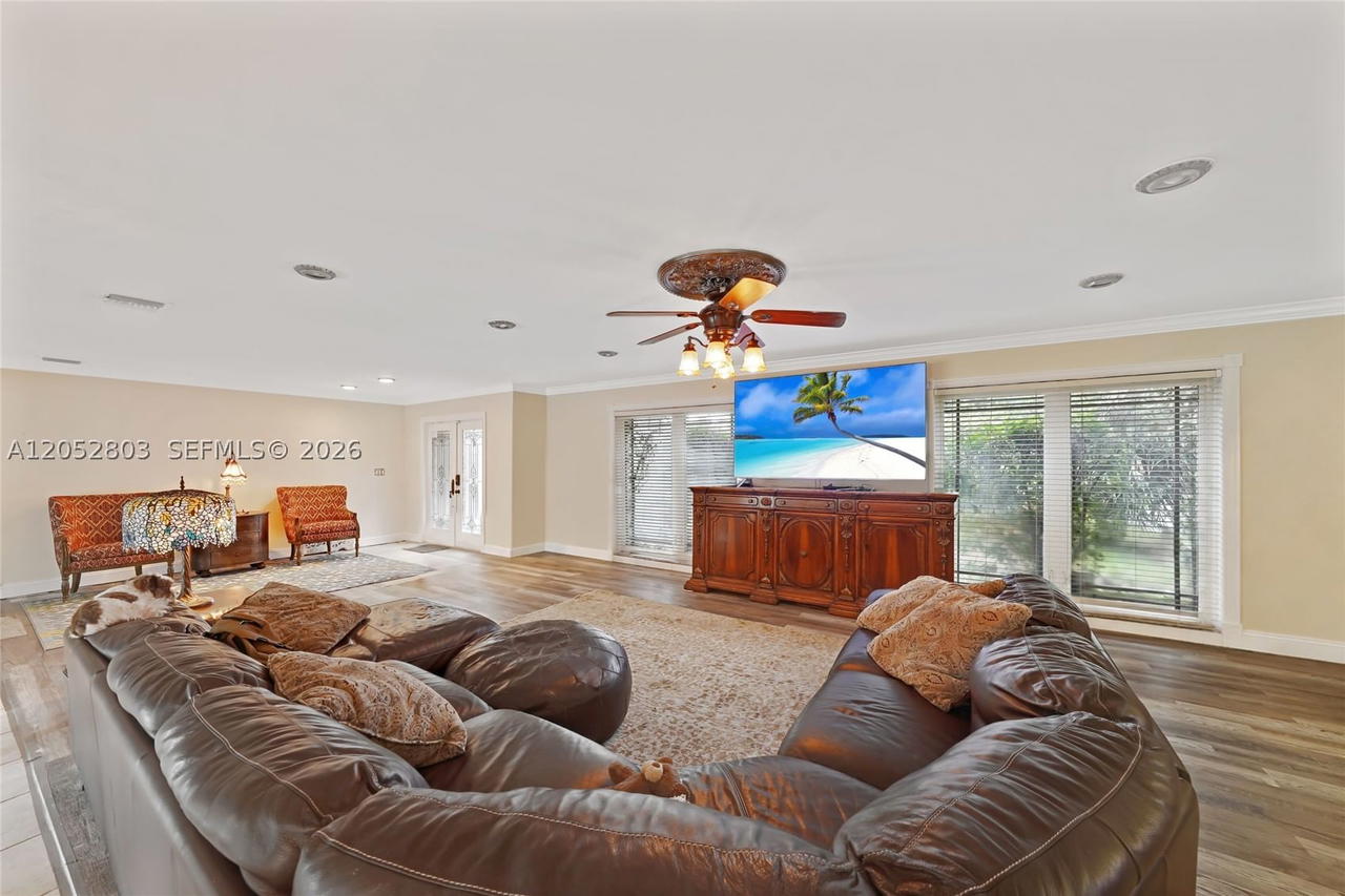 Real estate property located at 8541 Lake Dasha Dr, Broward, Jacaranda Area 12-c, Plantation, FL