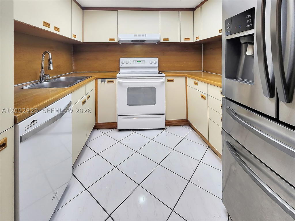 Real estate property located at 9070 125th Ave A203, Miami-dade, Kenland Bend South Condo, Miami, FL